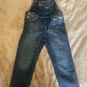 One piece for 4 to 5 old girl .brand Levi’s